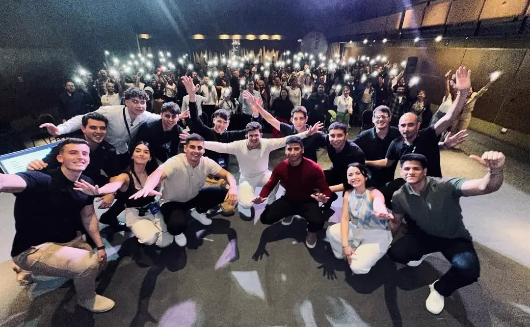 Gira Multi D 2025 - Equipo y público con linternas
