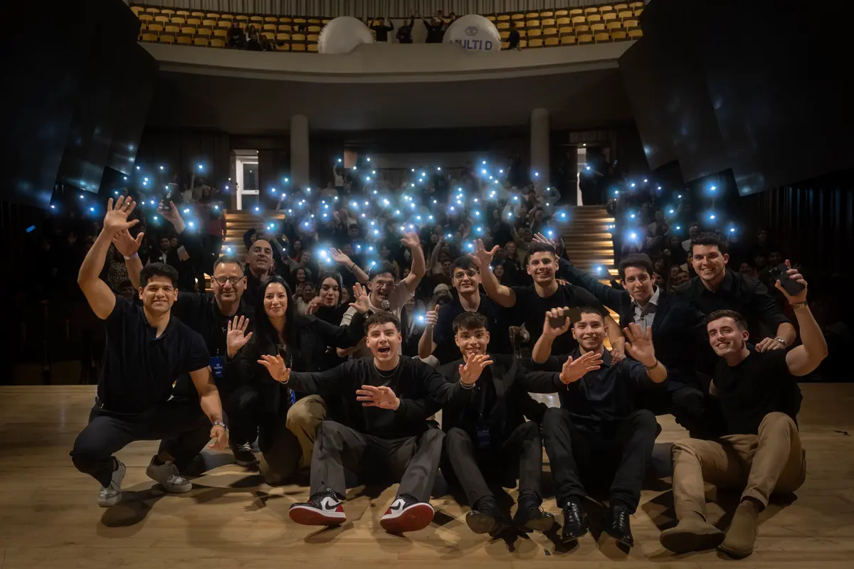 Gira Multi D 2025 - Equipo en teatro con público